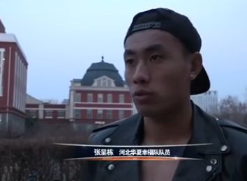 安启山接着又对李亚林说道：亚林，到时候就让崇丘安排人，直接把你老婆孩子接到这里来，正好你和费小姐留在这里吃顿午饭，饭吃完了，她们差不多也该到了，到时候你们一家三口就能团聚了。